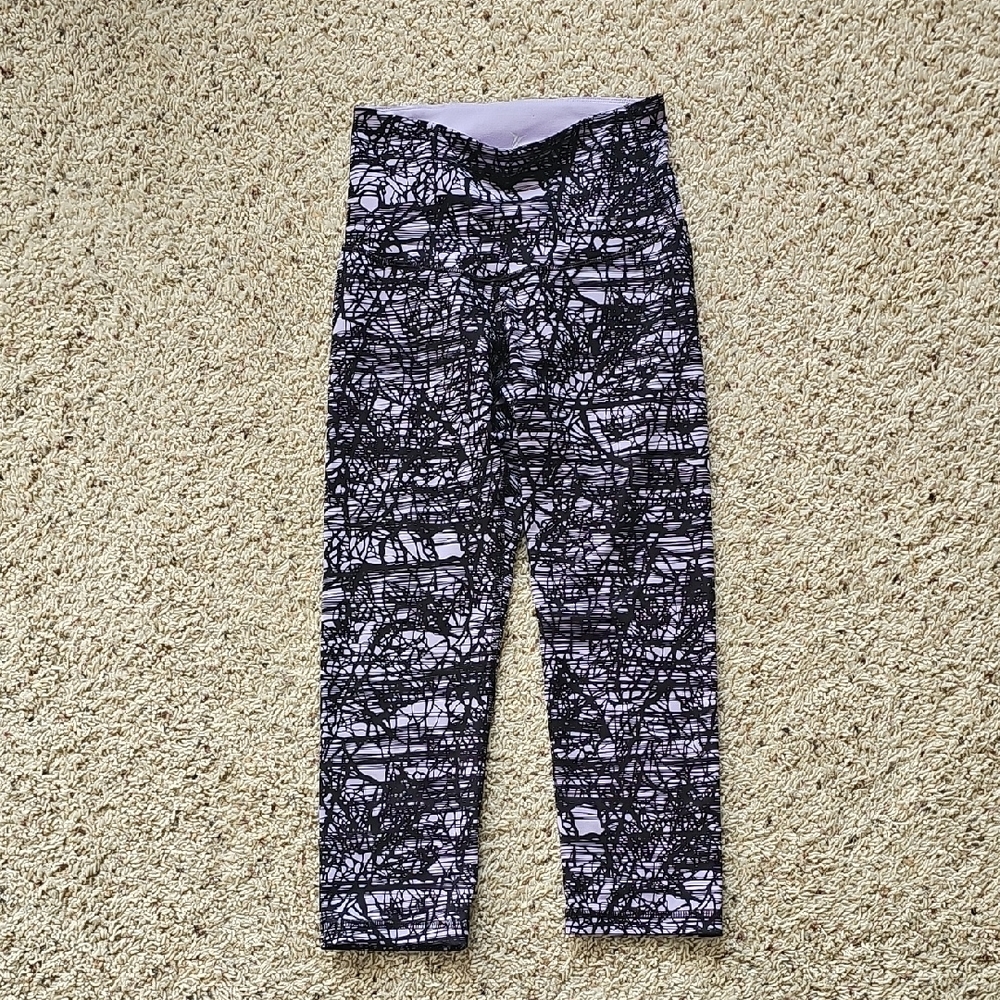 Womans OLD Navy Black and White Abstract Leggings